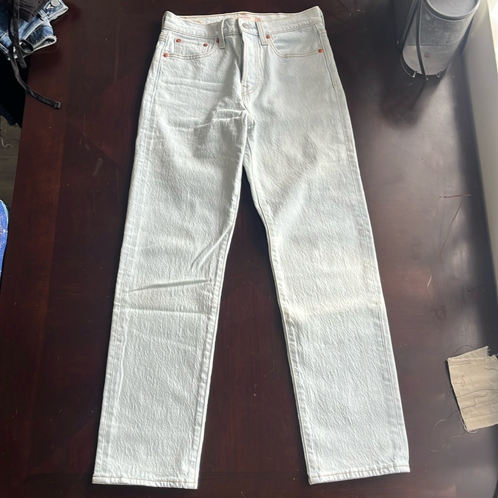 Levi’s high waisted wedgie straight jeans- light blue sz 25